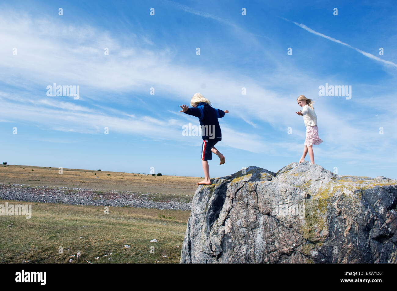 Kinder balancieren auf Rand des Felsens Stockfoto