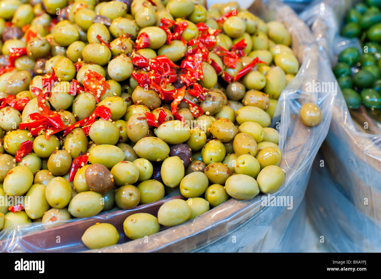 Grüne Oliven mit würziger Paprika Stockfoto
