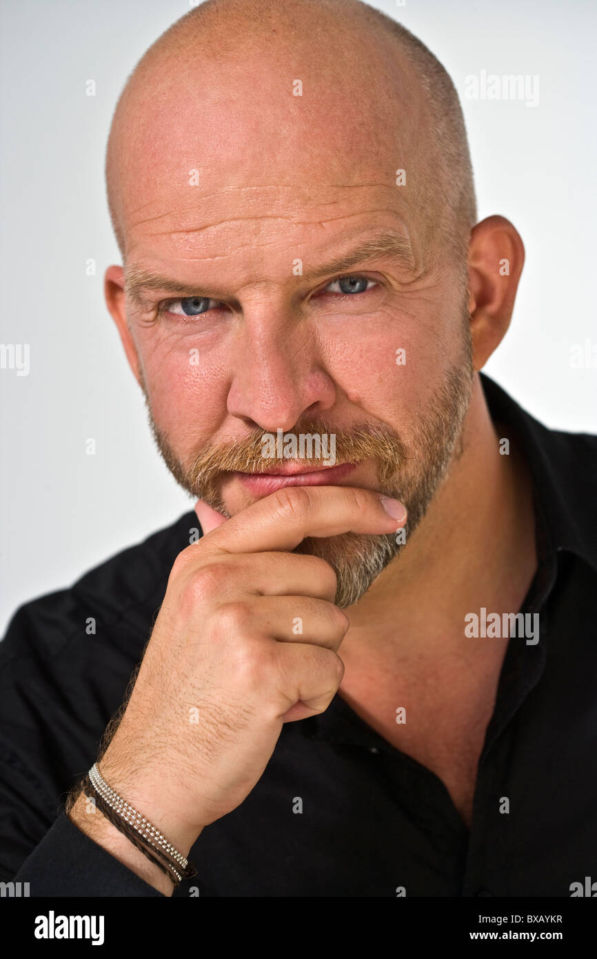 Mann mit Hand am Kinn, Nahaufnahme Stockfoto