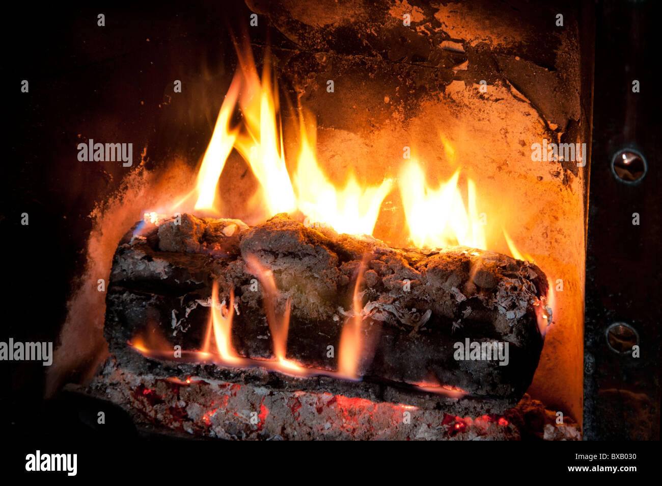 Brennendes Holz an einem offenen Kamin. Stockfoto