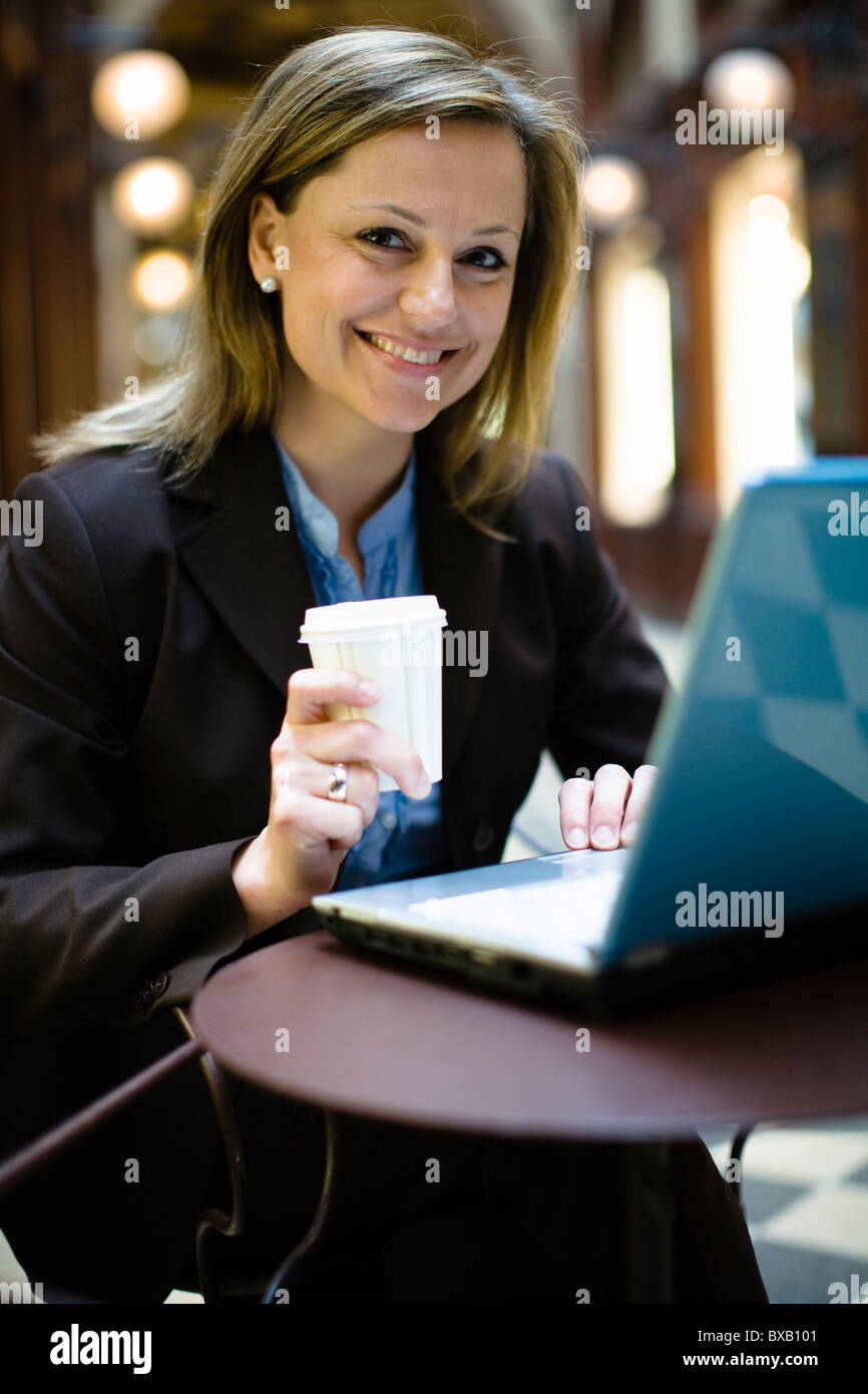 Mid-Adult-Frau mit laptop Stockfoto