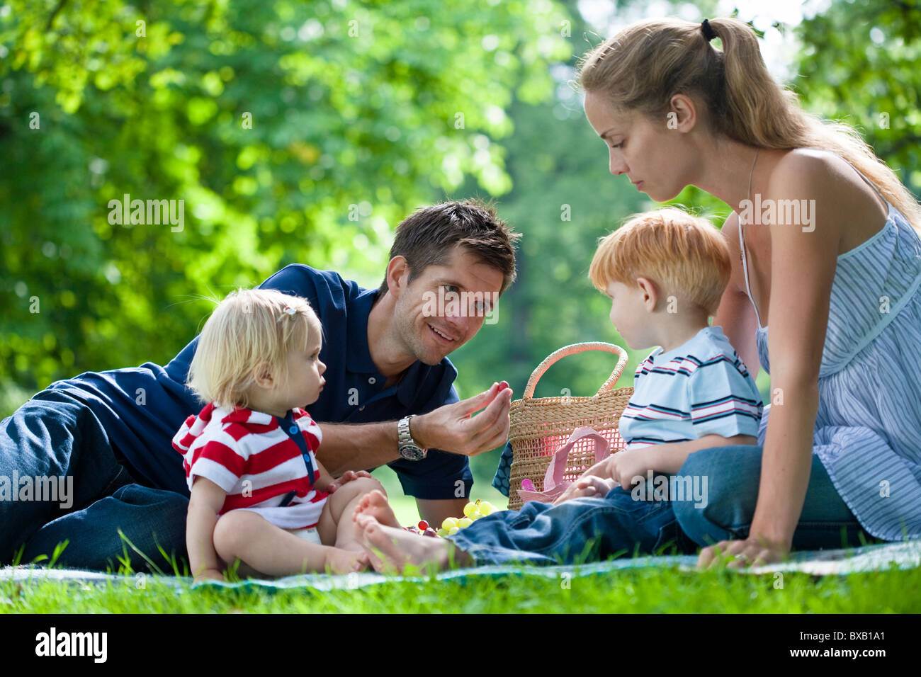 Mitte Erwachsenen Eltern mit Kindern auf Picknick Stockfoto