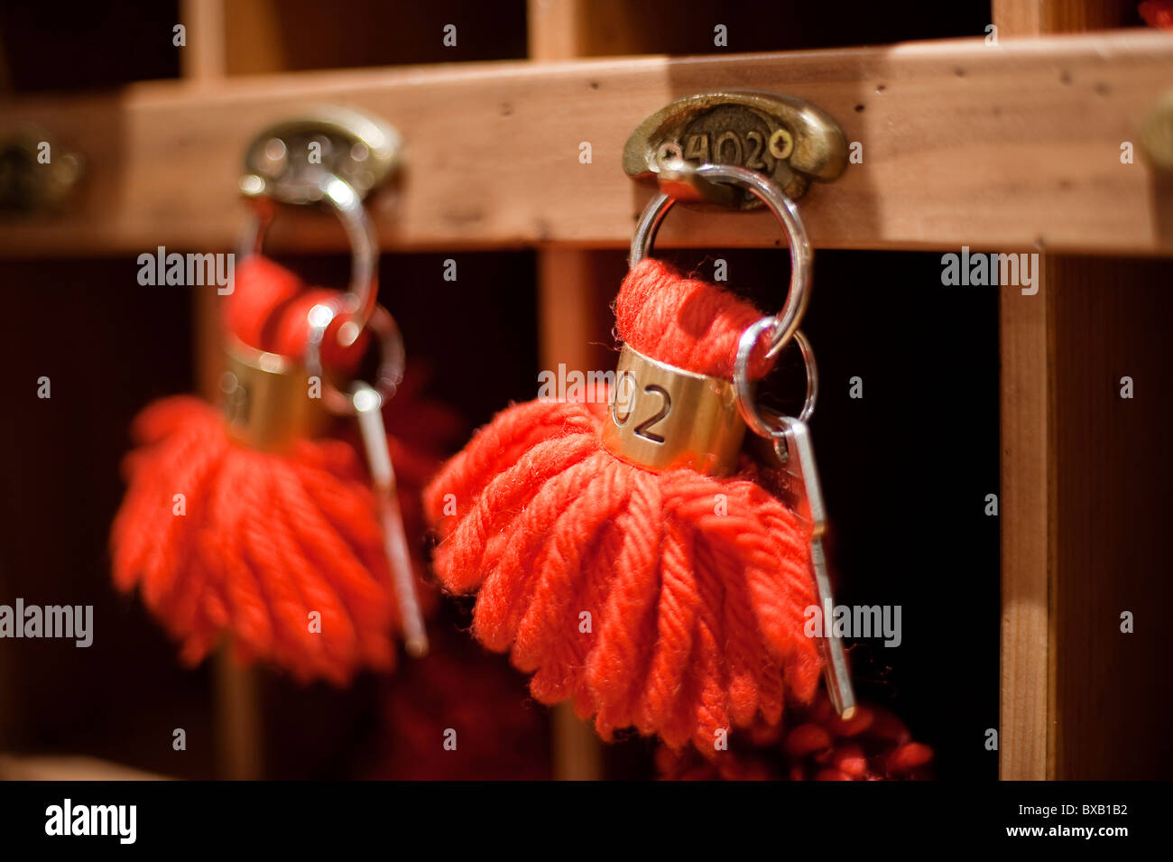Schlüssel Haken an einer Hotelrezeption Stockfoto
