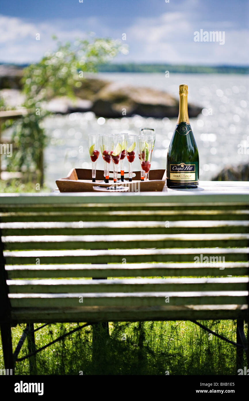 Champagner und Flöten auf Gartentisch Stockfoto