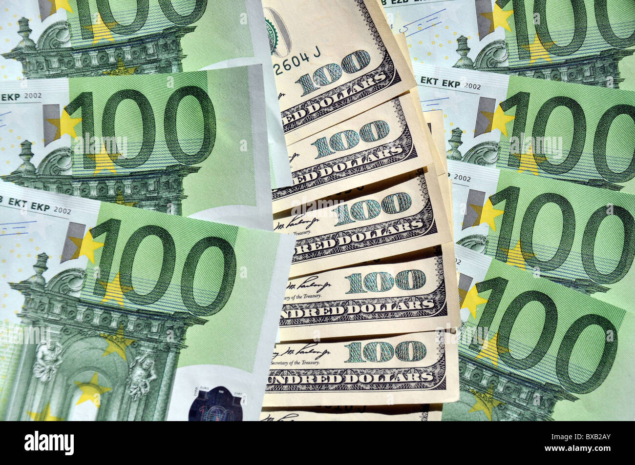 100 US-Dollar und 100 Euro-Banknoten Stockfoto
