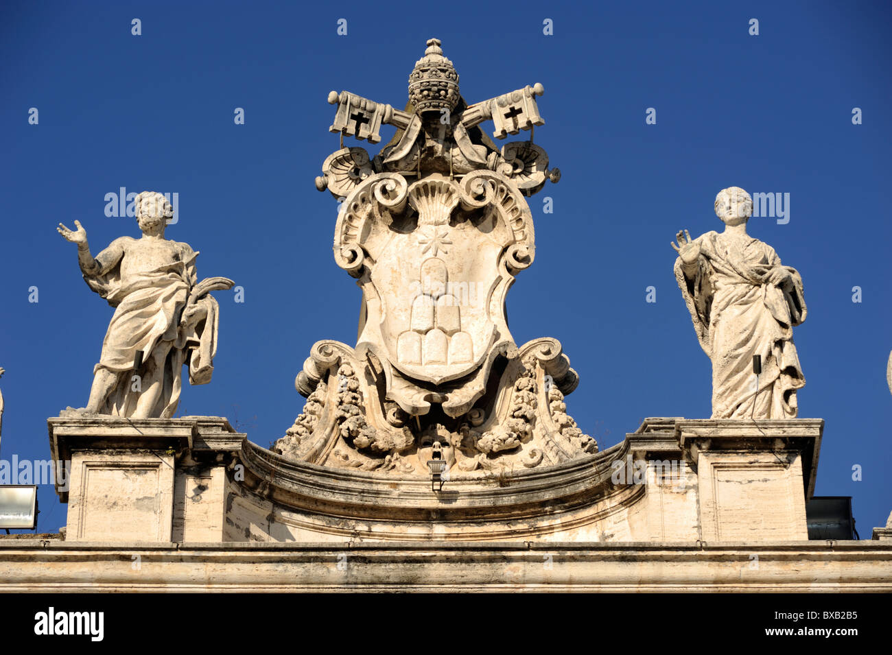 Italien, Rom, Petersplatz, Kolonnade, Statuen und Wappen Stockfoto