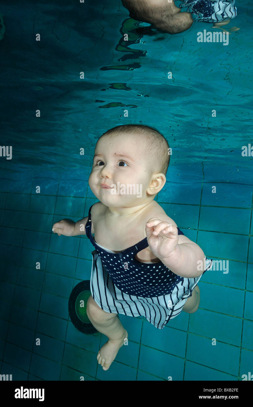 Babyswimming, Baby Tauchen unter Wasser im Pool und Spaß, Baby Wasser Vertrauen Stockfoto