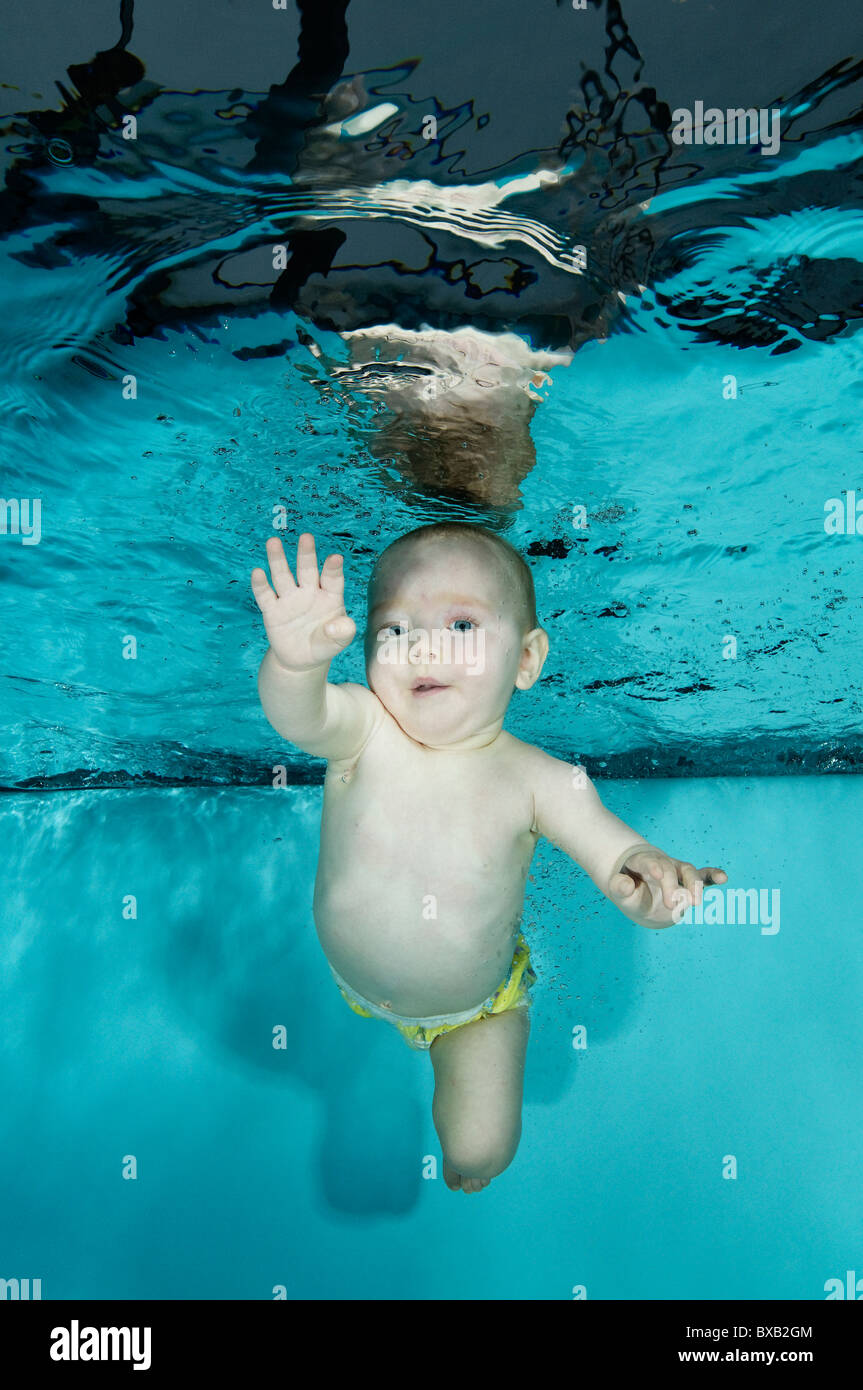 Babyswimming, Baby Tauchen unter Wasser im Pool und Spaß, Baby Wasser Vertrauen Stockfoto