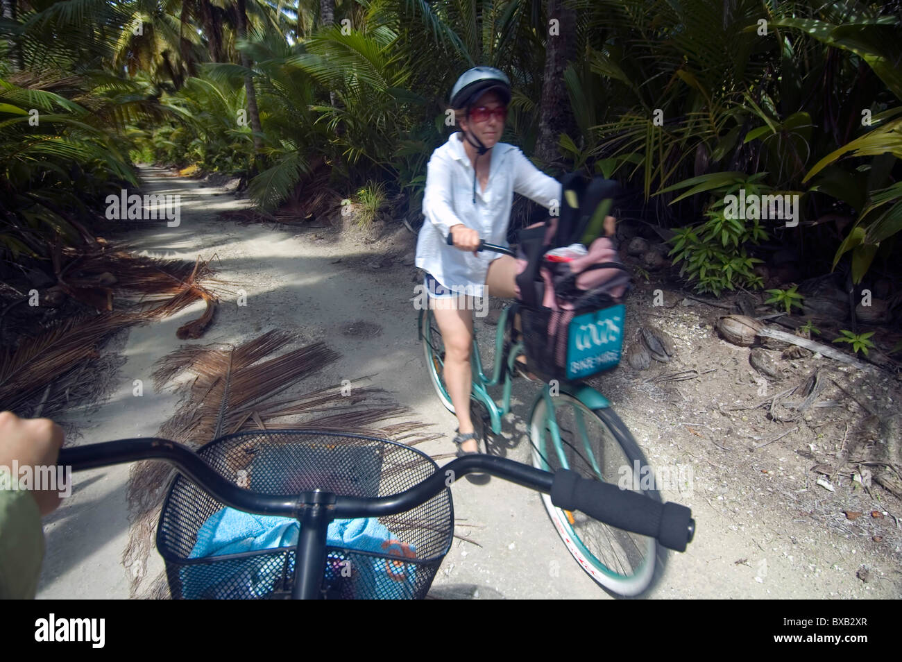 Radfahrer auf West island Road, Cocos Keeling, indischen Ozean. Weder Herr PR Stockfoto