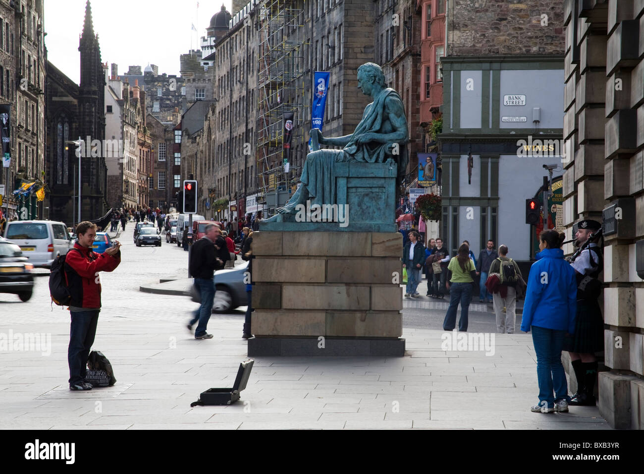 Touristen mit Piper, Royal Mile, Edinburgh Stockfoto