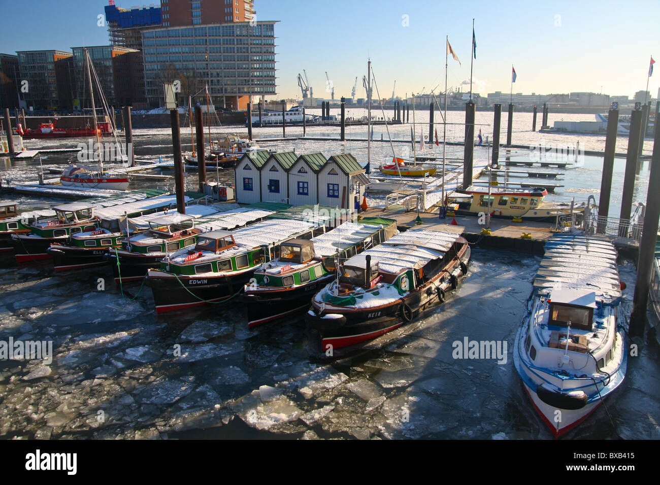 Blick auf den gefrorenen Hafen von Hamburg und die Elbe Stockfoto