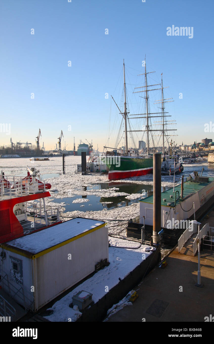 Blick auf den gefrorenen Hafen von Hamburg und die Elbe Stockfoto