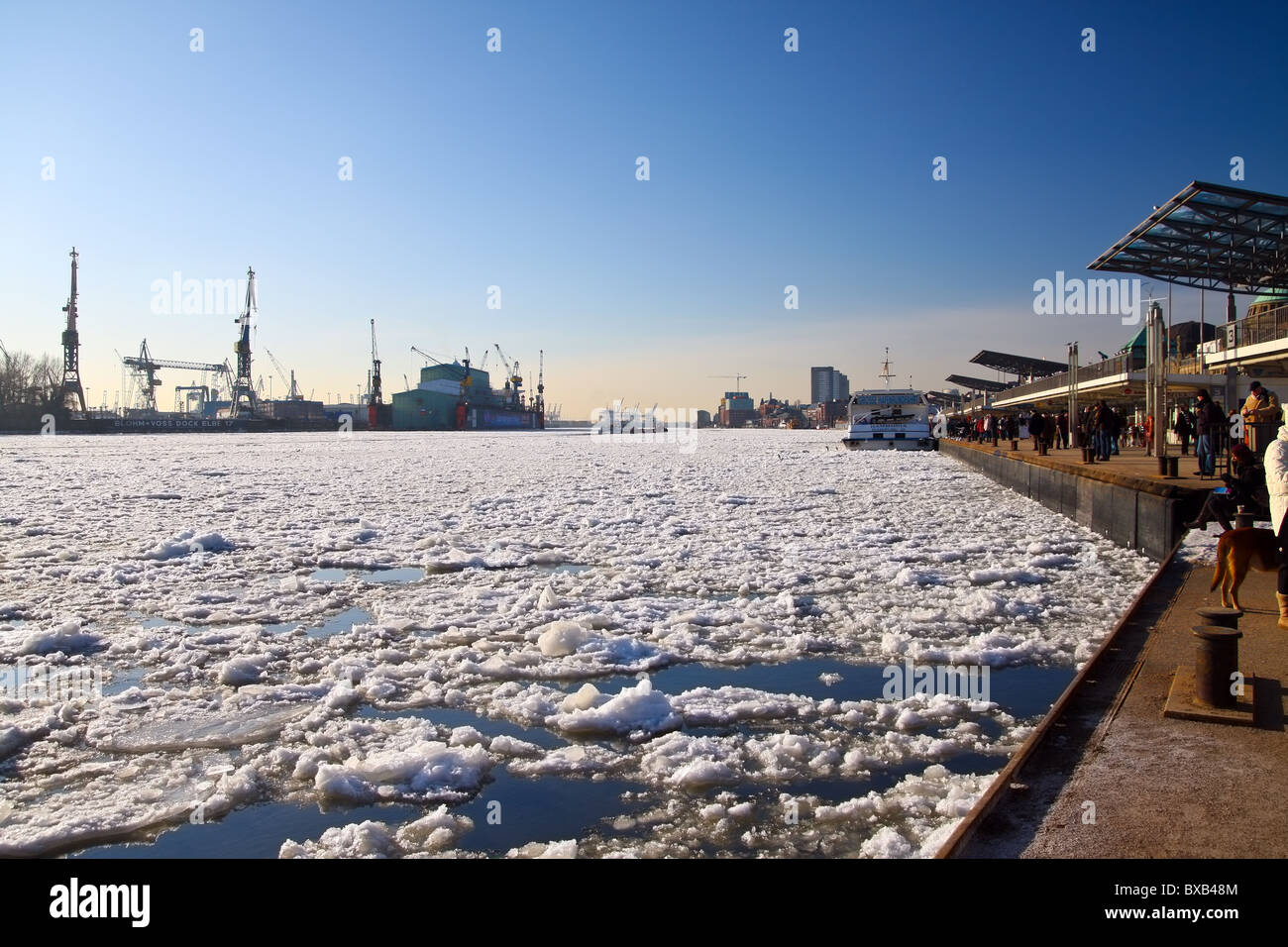 Blick auf den gefrorenen Hafen von Hamburg und die Elbe Stockfoto