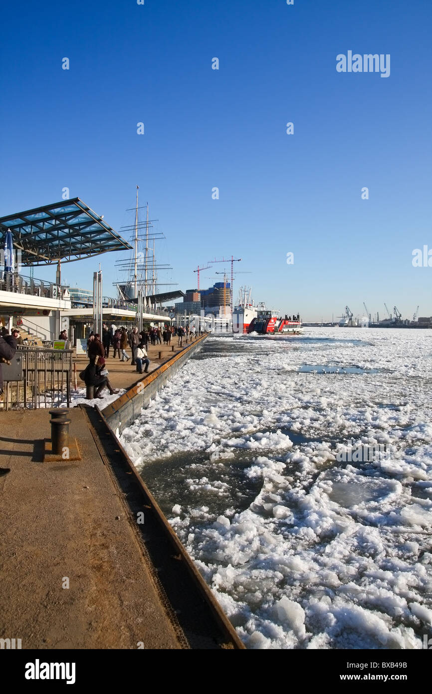 Blick auf den gefrorenen Hafen von Hamburg und die Elbe Stockfoto