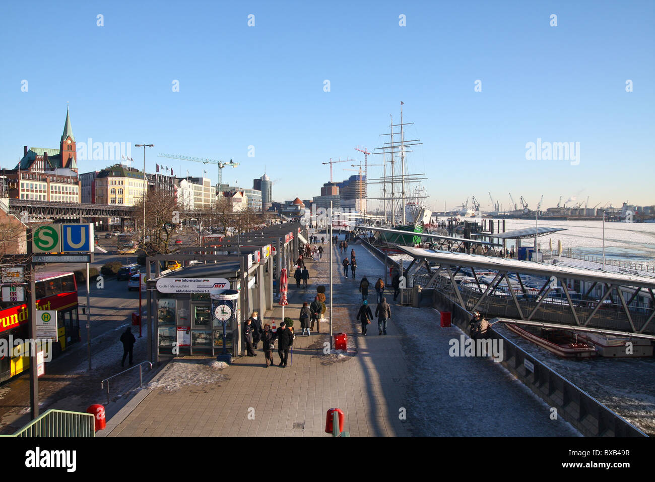Blick auf den gefrorenen Hafen von Hamburg und die Elbe Stockfoto
