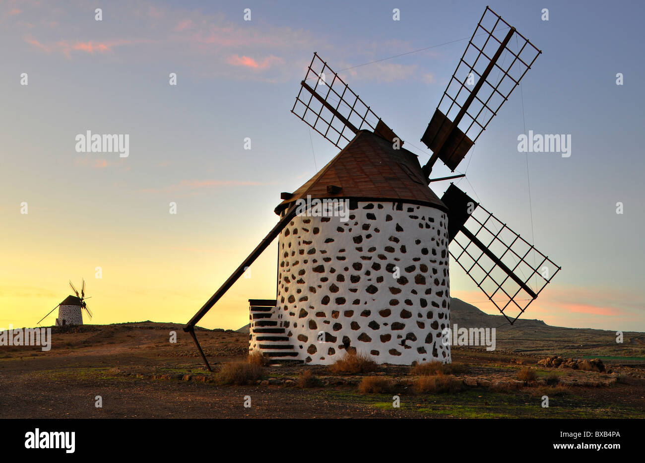 Zwei Windmühlen, Fuerteventura, Kanarische Inseln, Spanien, Europa Stockfoto