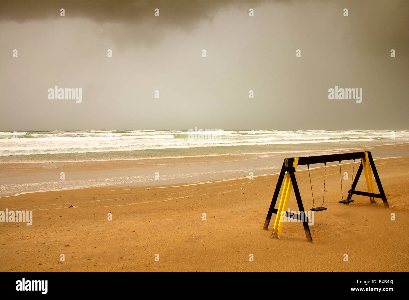 Weiten Blick über den Strand mit einem verlassenen Schwung während eines Sturms Stockfoto