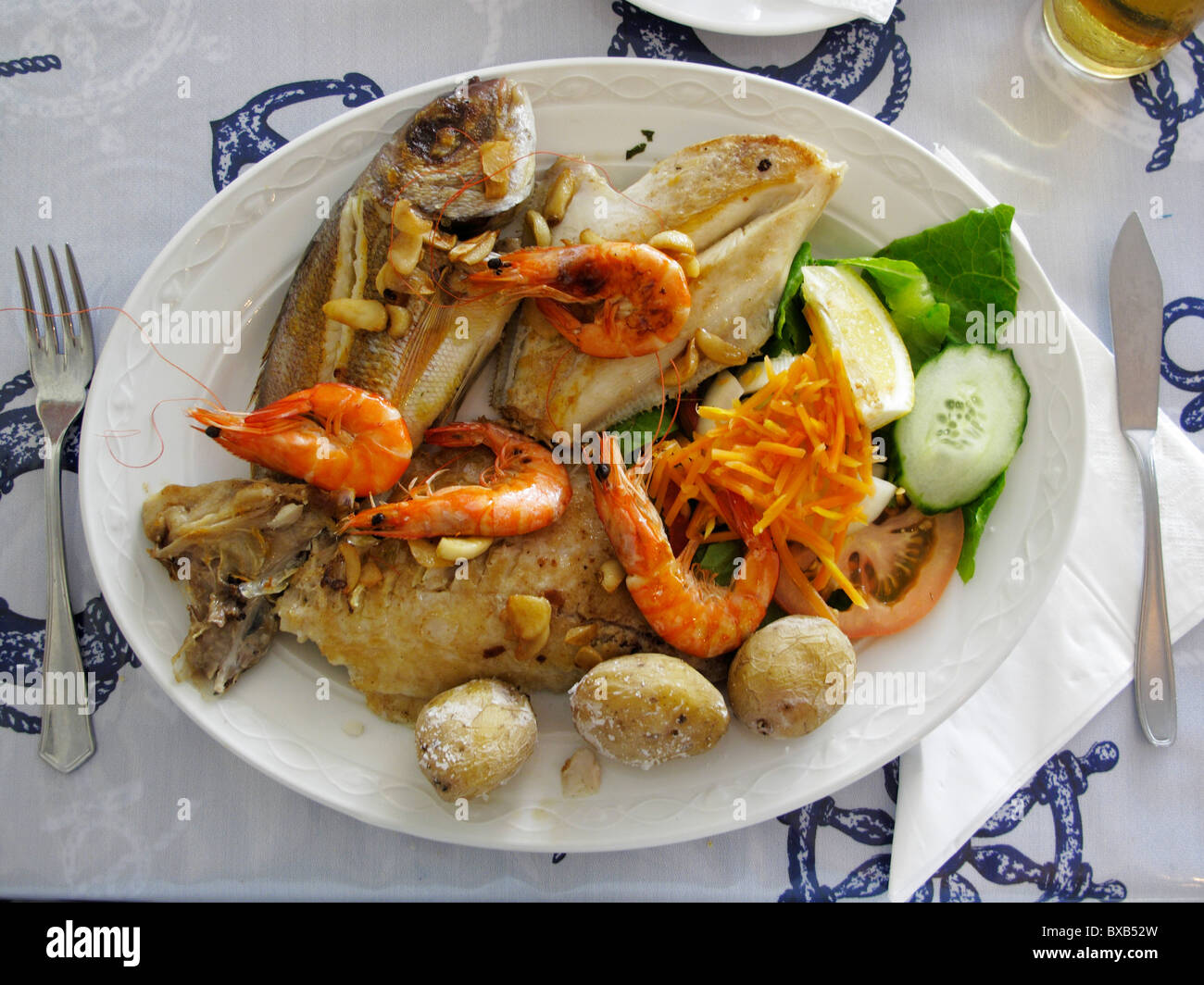 Mixed Grill Fisch mit Garnelen, Órzola, Lanzarote, Kanarische Inseln, Spanien, Europa Stockfoto