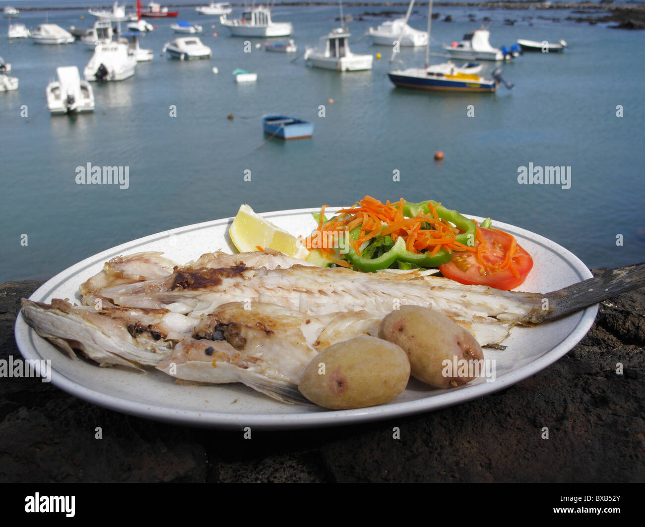 Gegrillter Fisch am Hafen von Órzola, Lanzarote, Kanarische Inseln, Spanien, Europa Stockfoto