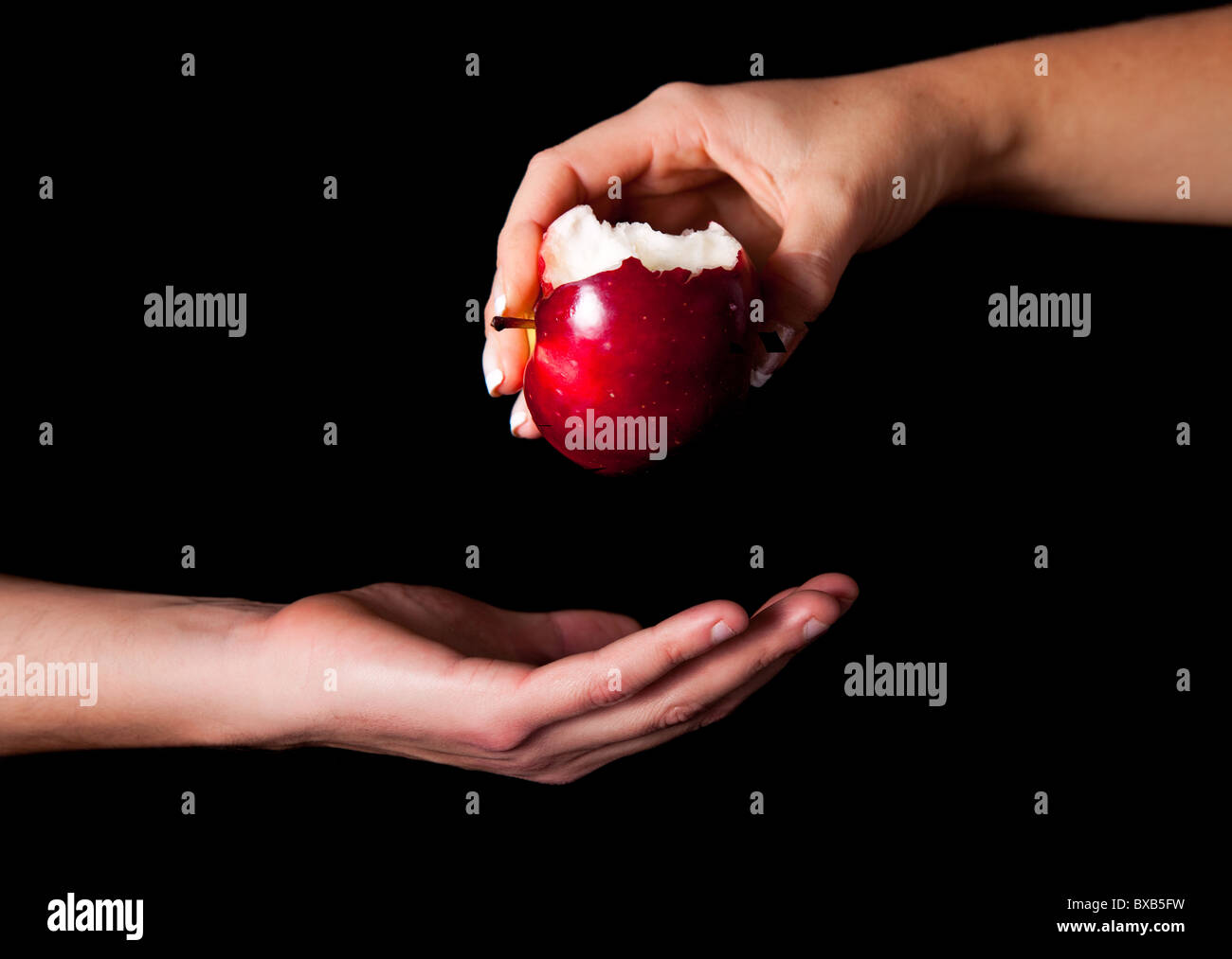 Frau mit roter Apfel auf schwarzem Hintergrund Stockfoto