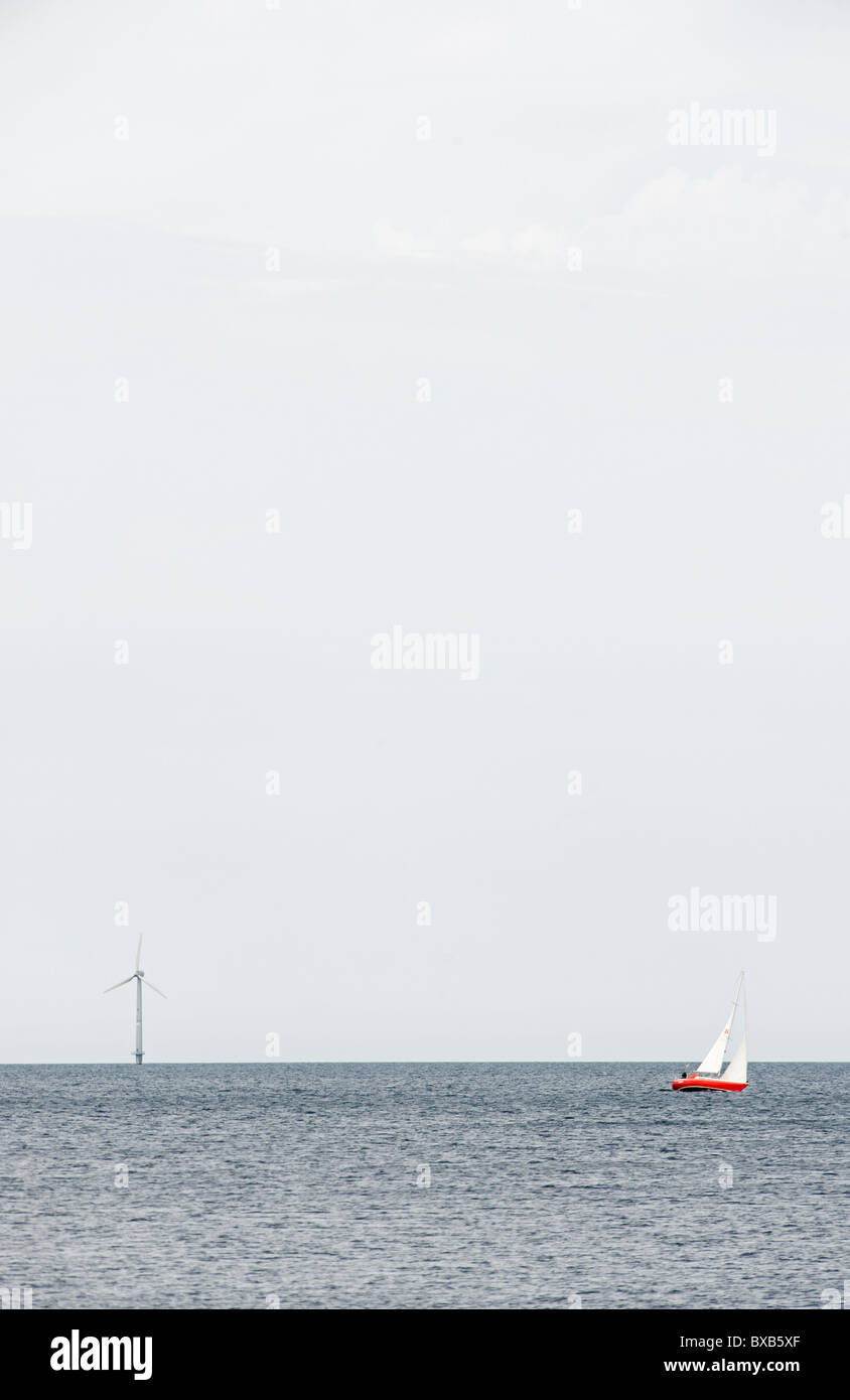 Segelboot im Meer mit Windrad im Hintergrund Stockfotografie - Alamy