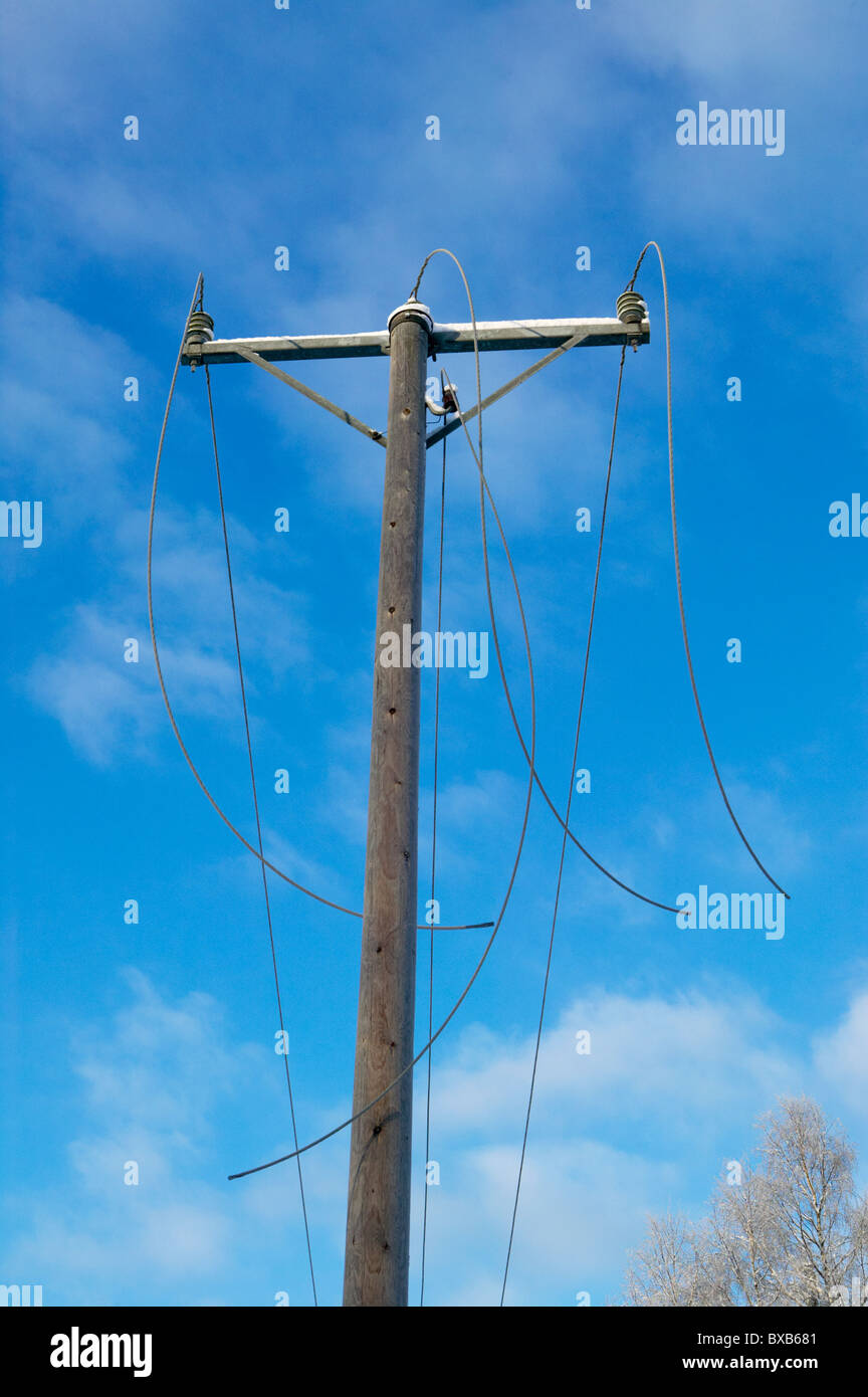 Alte Strom-Mast mit gebrochenen Kabel Stockfoto