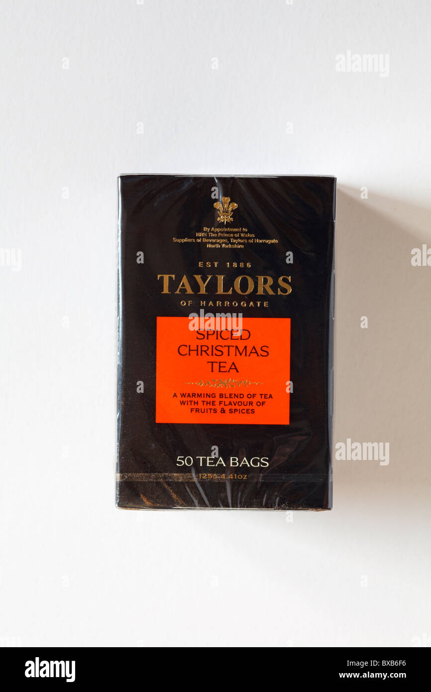 Paket Taylors of Harrogate gewürzte Weihnachtstee isoliert auf weißem Hintergrund - Royal Warrant Teebeutel Teebeutel Stockfoto
