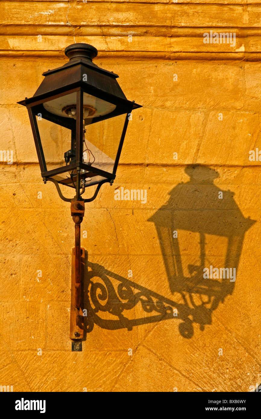 Laterne mit Schatten, Sarlat, Dordogne, Aquitaine, Frankreich, Europa Stockfoto