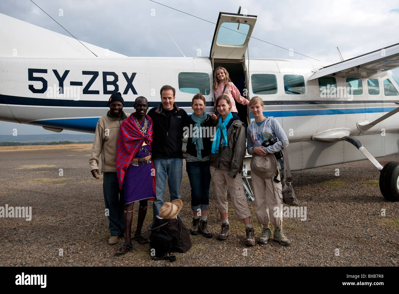 Familie und Reiseleiter mit dem Flugzeug Stockfoto