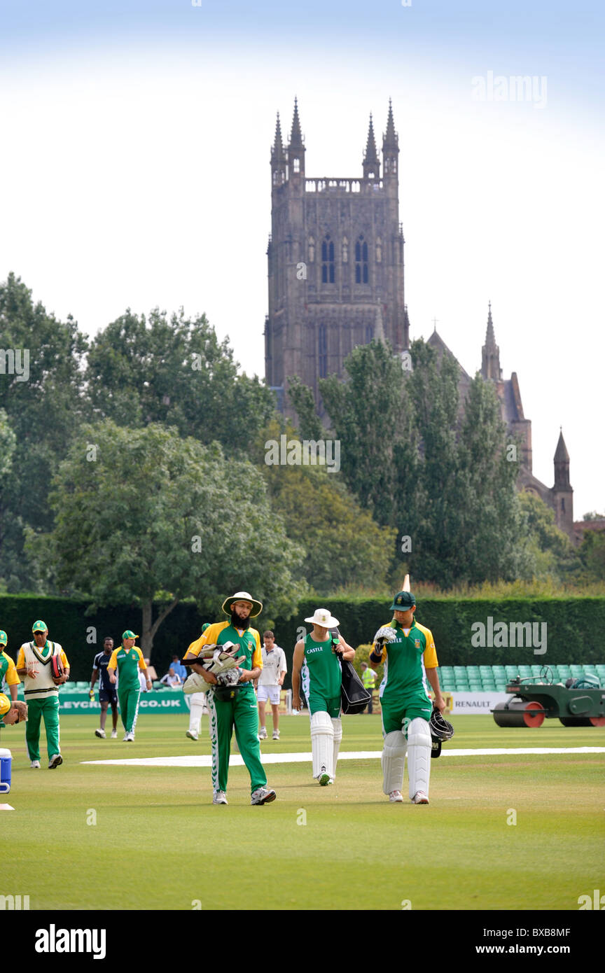 Die südafrikanischen Cricket Team in Richtung zu den Pavillon nach Netzen in Worcestershire während ihrer Tour 2008 UK Stockfoto