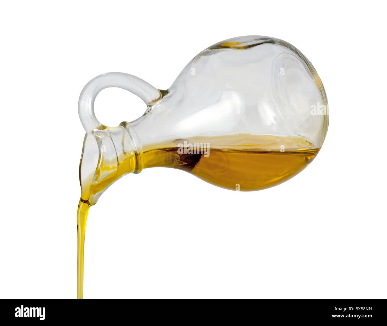 Olivenöl Gießen isoliert auf weißem Hintergrund Stockfoto