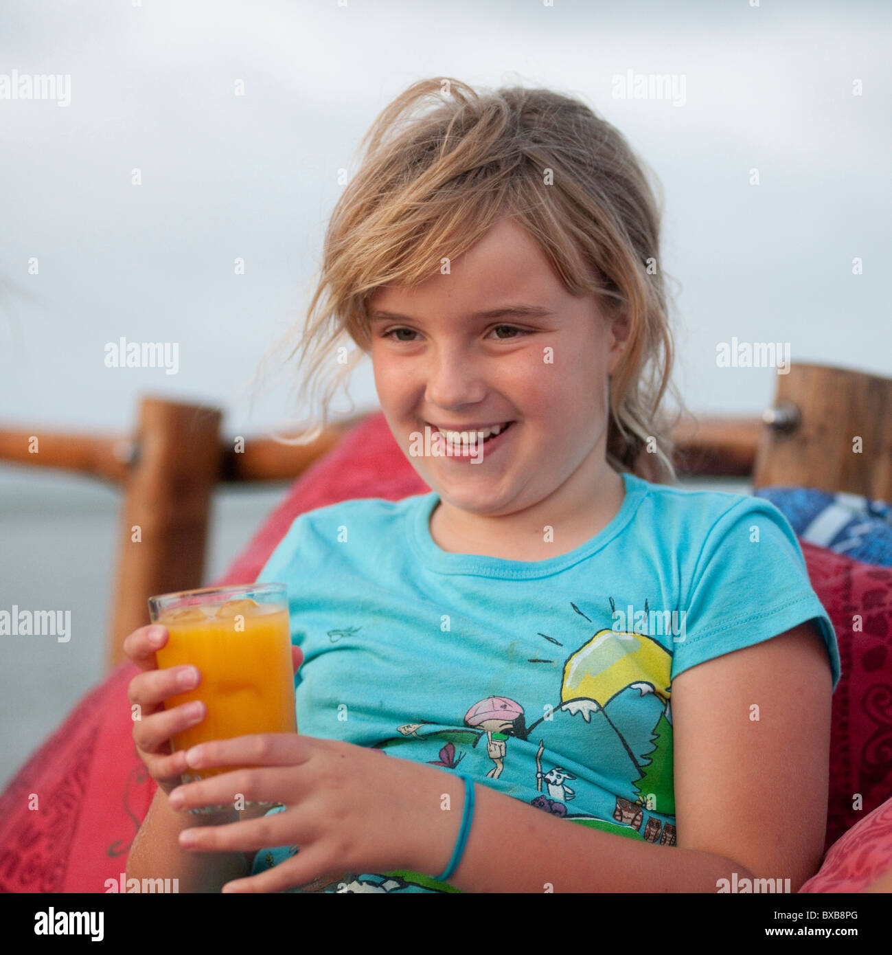 9 Jahre altes Mädchen lächelnd in die Kamera Stockfoto