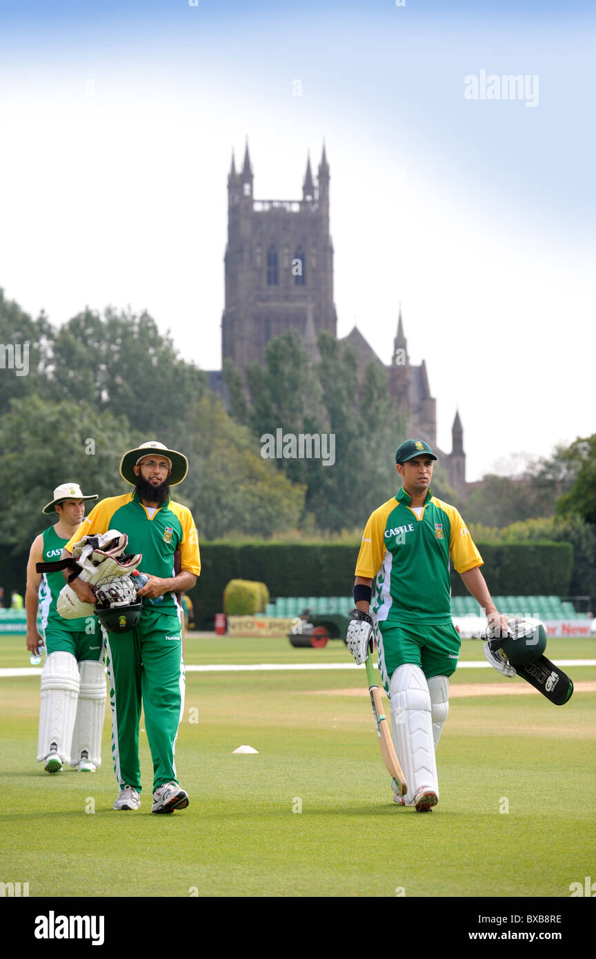 Die südafrikanischen Cricket Team in Richtung zu den Pavillon nach Netzen in Worcestershire während ihrer Tour 2008 UK Stockfoto