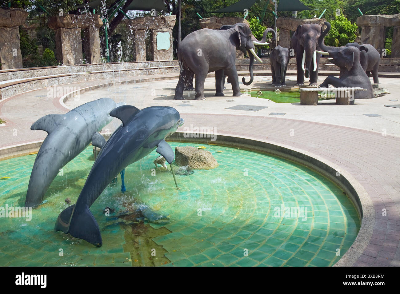 Brunnen mit einem Delphin und Elefanten Stockfoto