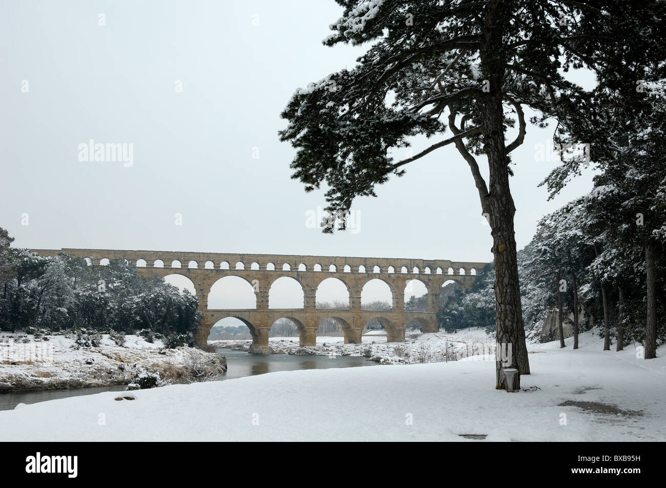 Pont du Gard Römisches Aquädukt & Klassische Architektur unter Schnee im Winter, Remoulins, in der Nähe von Nimes, Frankreich Stockfoto