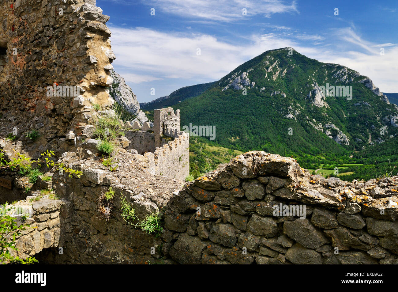 Dramatischen Blick des Boulzane-Tals von der Katharer Burg Puilaurens. Puilaurens, Aude, Languedoc-Roussillon, Frankreich. Stockfoto