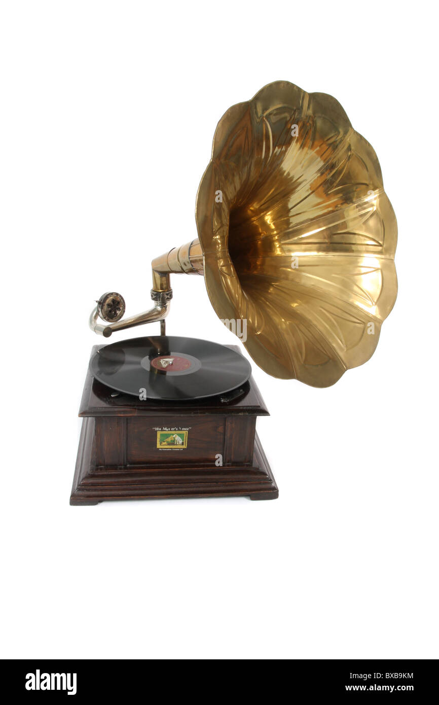 Ein Grammophon mit einer Vinyl-Schallplatte im Ort. Stockfoto