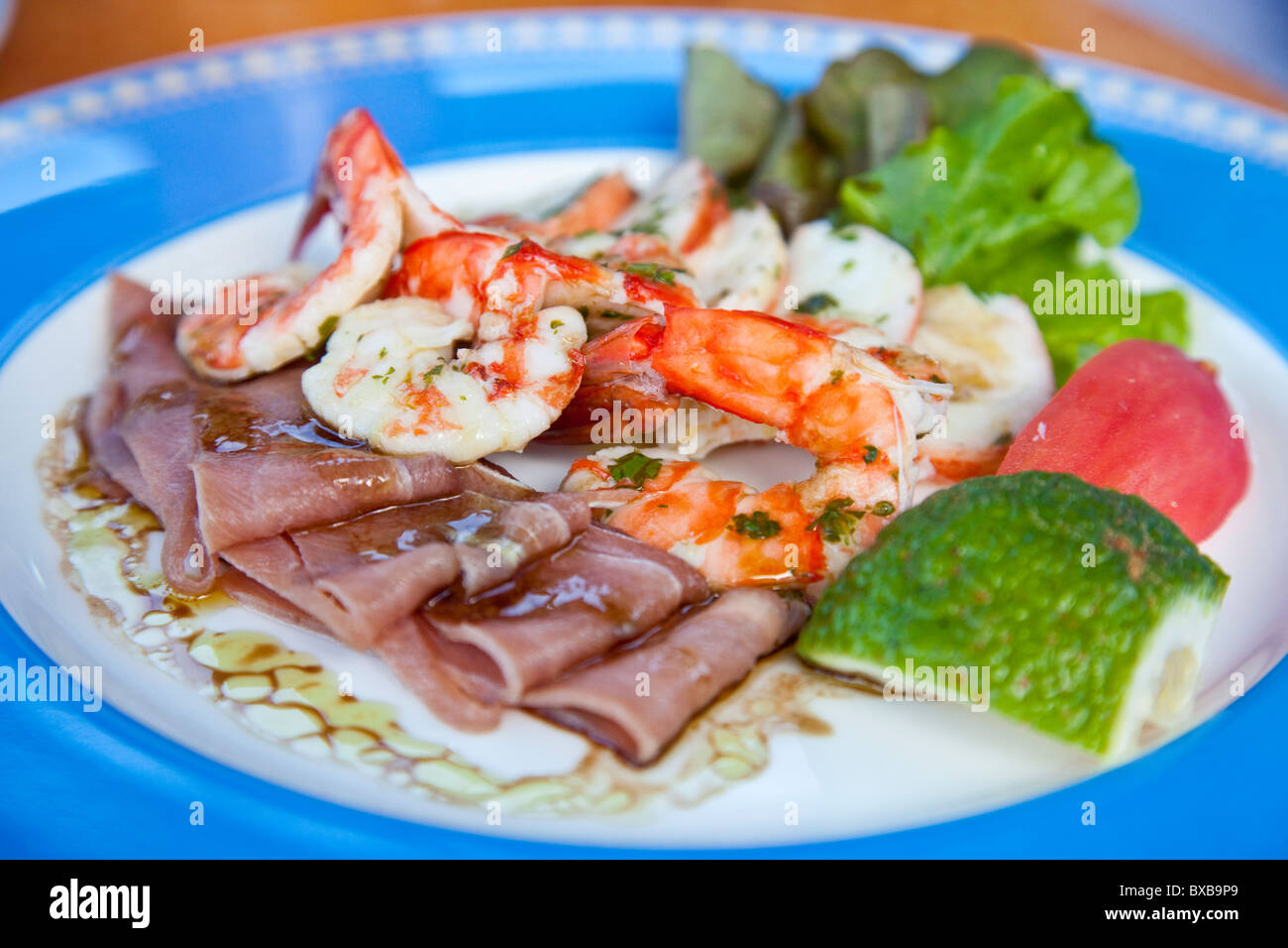 Meeresfrüchte-Salat im Serena Hotel, Nairobi, Kenia (Garnelen, Muscheln, geräucherter Segelfisch, Hummer) Stockfoto