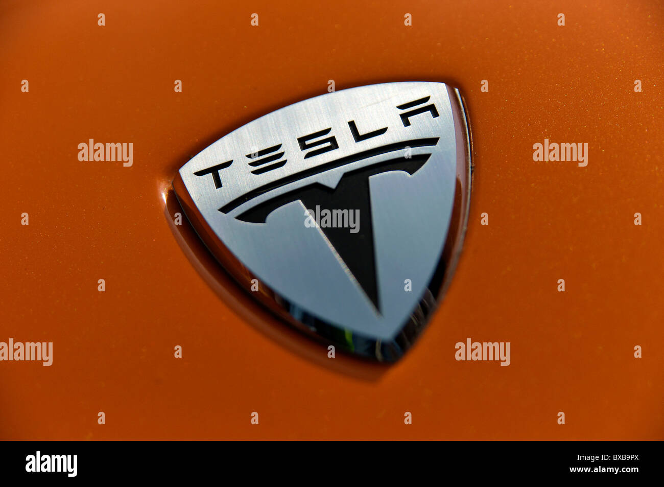 Logo von einem Tesla Roadster Elektro-Sportwagen Stockfoto
