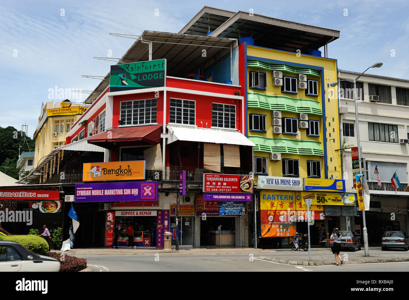 Farbenfrohe Gebäude in der Hauptstraße von Kota Kinabalu, Sabah Stockfoto