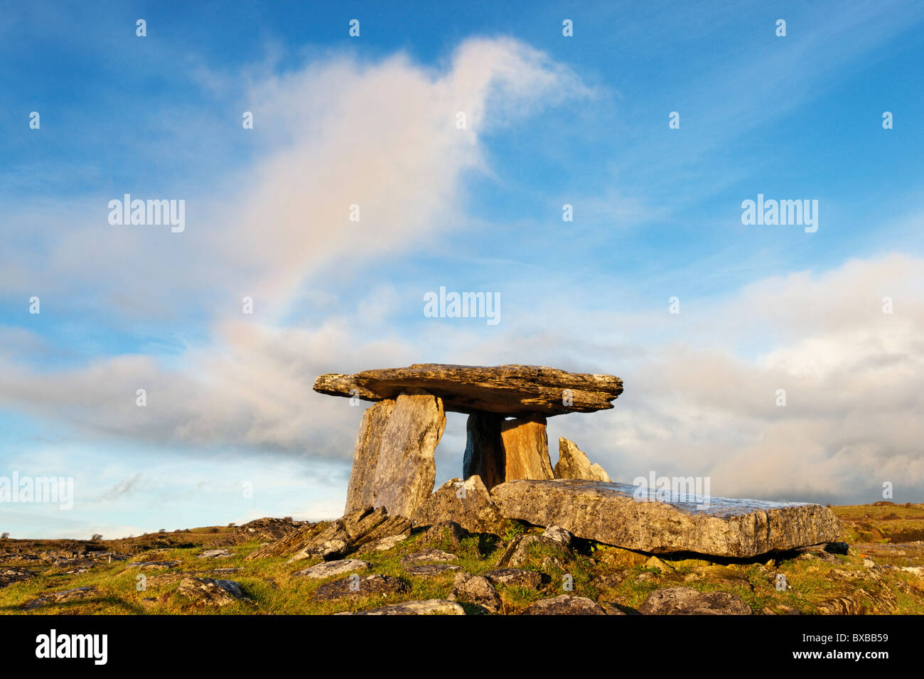 Poulnabrone Dolmen (Umfrage Na mBron), die Burren, County Clare, Munster, Irland. Stockfoto