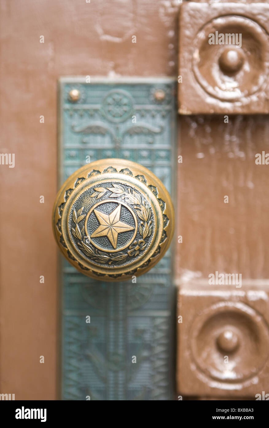 Detail der Texas Zustand Siegel mit Lone Star und Eichen und Olivenbäumen Äste auf Messing Türknopf im Capitol building in Austin Stockfoto