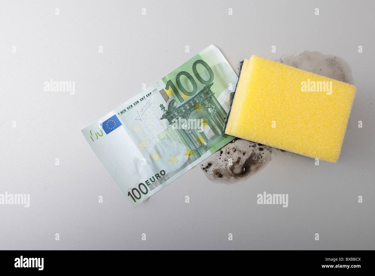 Banknote der Reinigung mit einem Schwamm, symbolisches Bild für schmutziges Geld Stockfoto