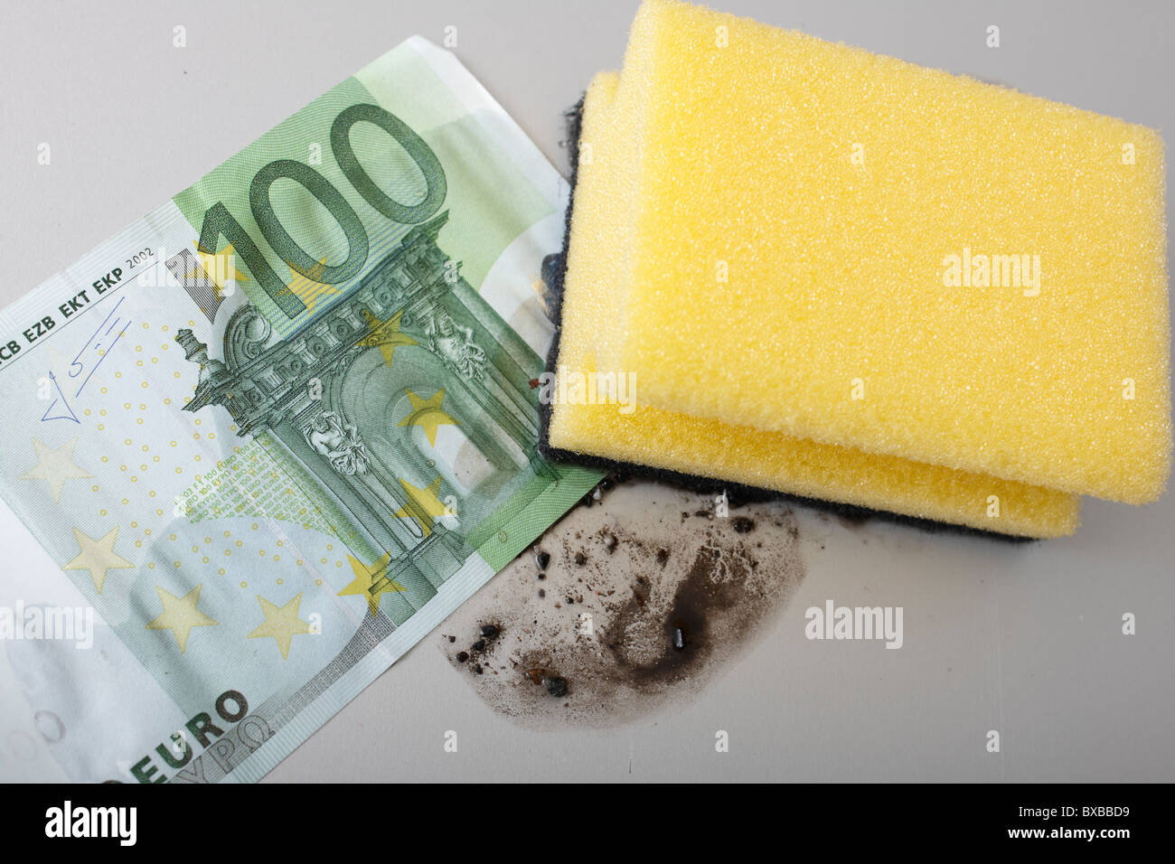 Banknote der Reinigung mit einem Schwamm, symbolisches Bild für schmutziges Geld Stockfoto