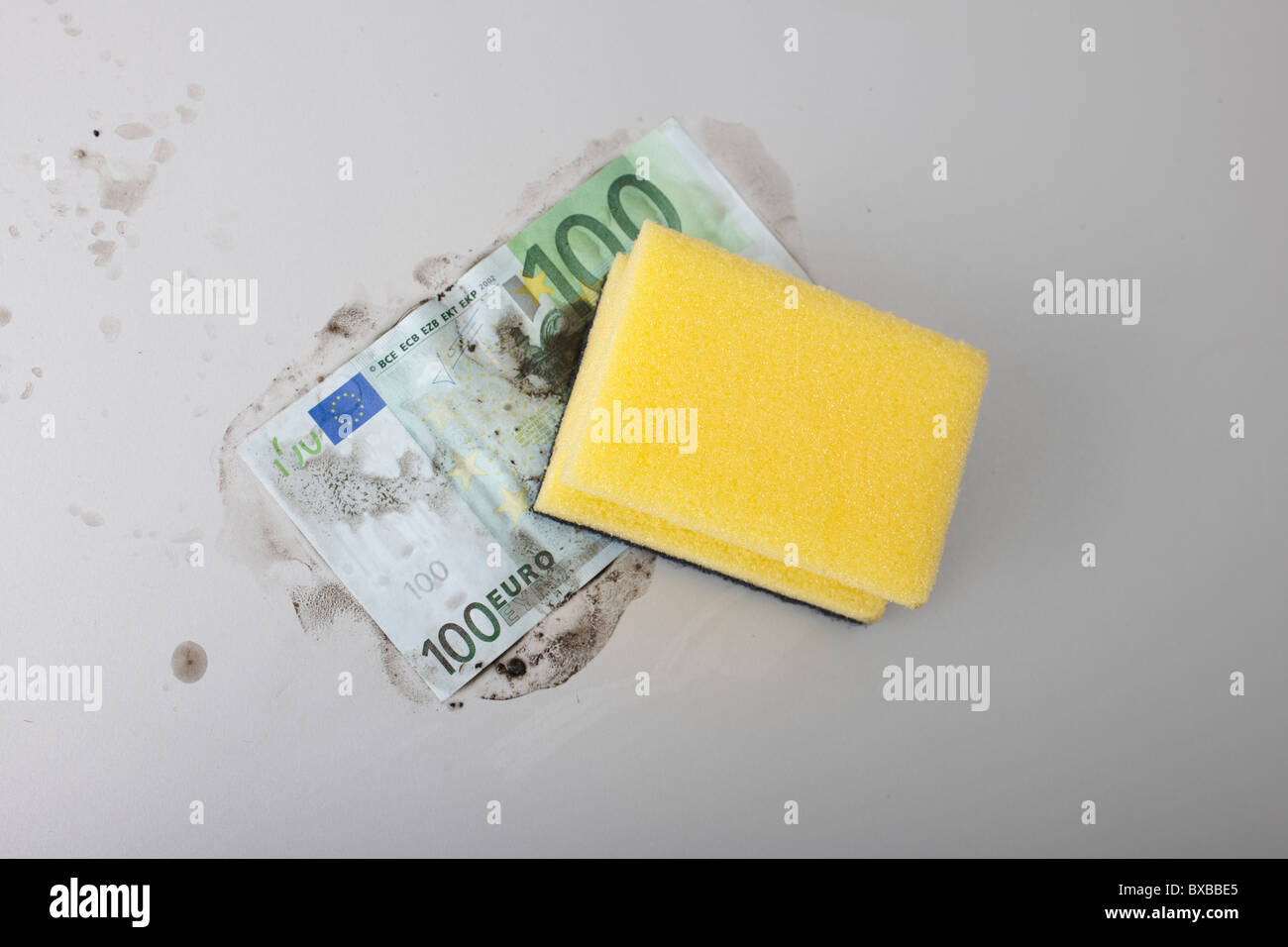 Banknote der Reinigung mit einem Schwamm, symbolisches Bild für schmutziges Geld Stockfoto