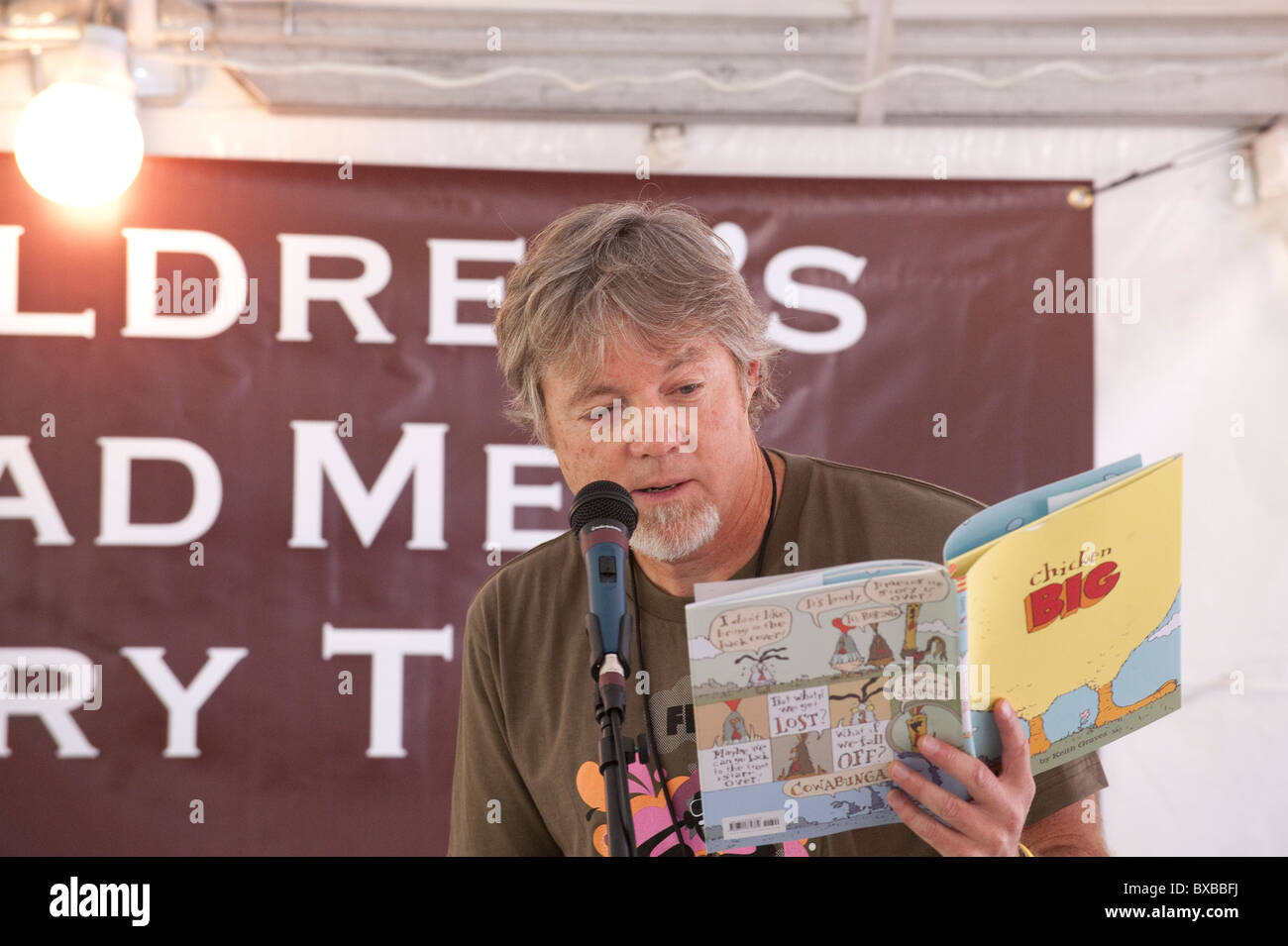 Kinder Buchautor und Illustrator Keith Graves liest sein Buch Big Chicken Festival in Austin Texas Buch Stockfoto