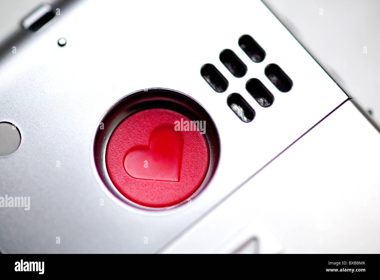 Mobiltelefon für Senioren, Emporia Life Plus, Notruftaste, ein rotes Herz auf der Rückseite Stockfoto