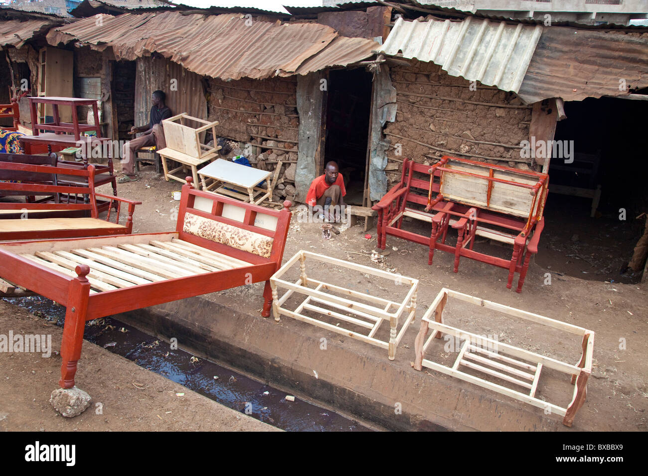 Kleine Unternehmen eröffnete mit Mikrofinanz-Darlehen, Möbelbau in Mathare Slums in Nairobi, Kenia Stockfoto