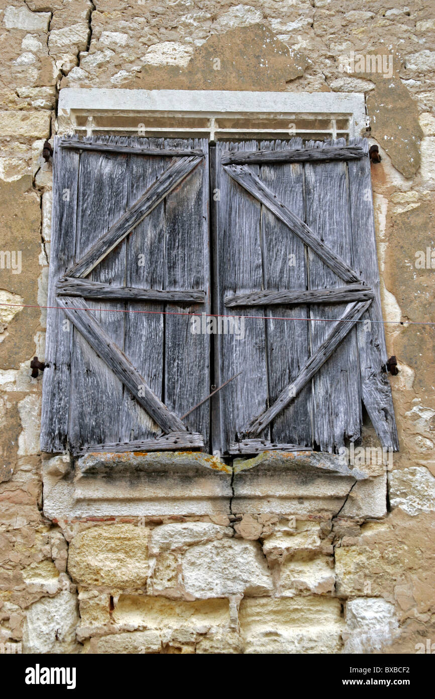 Fenster mit notleidenden Fensterläden, St. Emilion, Bordeaux, Frankreich Stockfoto