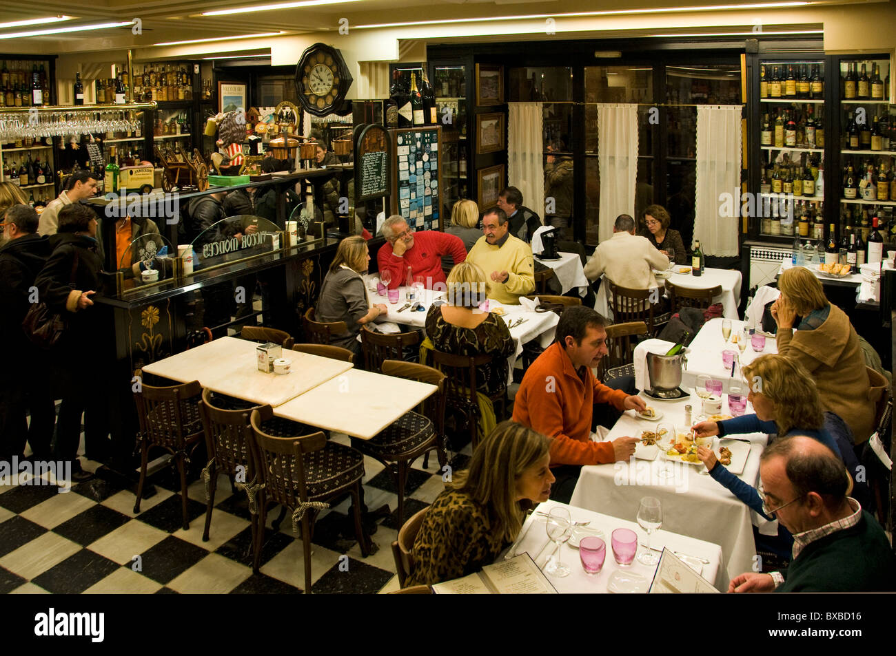 Plaza Nueva Bilbao Spanien Restaurant Bar Pub Cafe Tapas Pinchos Pintxos Pinxos Baskenland Stockfoto